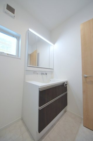 温品七丁目の独立洗面台|清潔感あふれるシャワー付洗面台と洗面室。余裕のスペース。窓もあり明るく通気も良いです