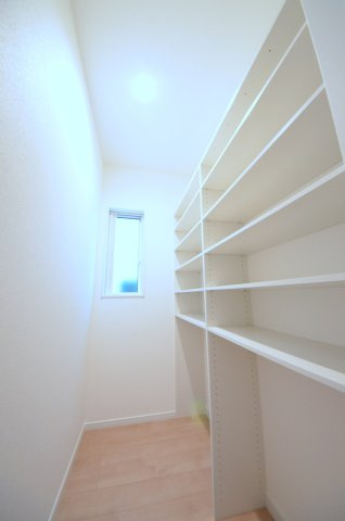 温品七丁目の収納|広いパントリースペースがあります