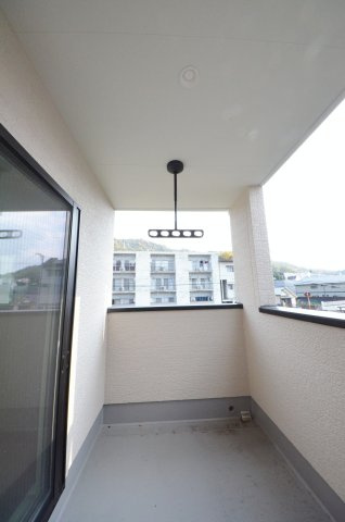 温品七丁目のバルコニー|屋根のあるバルコニー
急な雨でも安心です