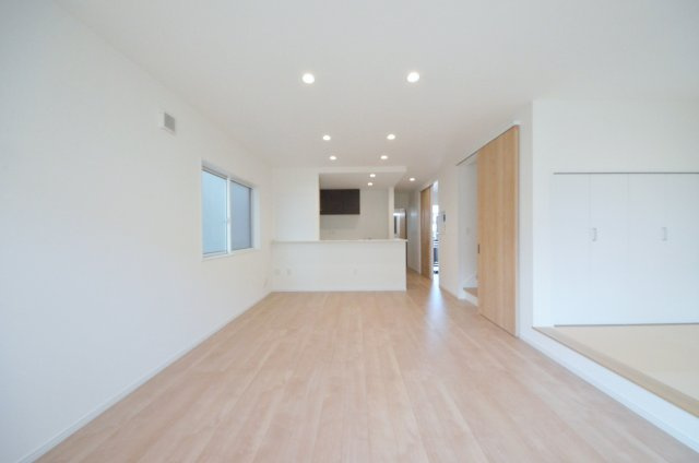 温品七丁目の居間・リビング|東西向きの広く明るいリビング空間。オープンタイプの対面式キッチンでリビングが隅まで見渡せます。キッチンにいながら小さなお子様にも目が届き安心です。