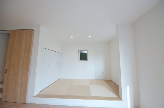 温品七丁目の居間・リビング|リビングに隣接した小上がりのタタミコーナー
収納スペースもあります