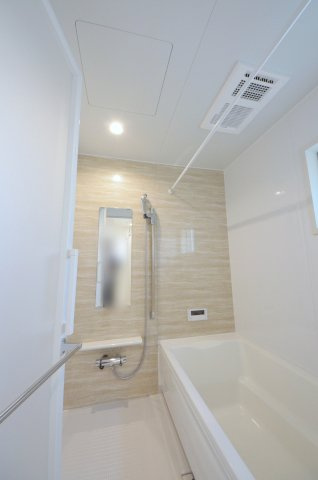 旭二丁目の浴室|人気の換気乾燥暖房機付き。１坪タイプの大きなバスルームなので足を伸ばしてゆっくり湯船につかることができます
