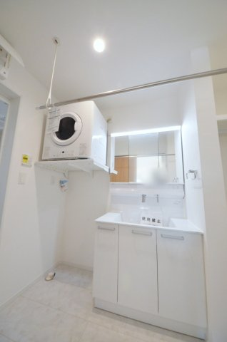 旭二丁目の独立洗面台|清潔感あふれるシャワー付洗面台と洗面室。余裕のスペース。窓もあり明るく通気も良いです