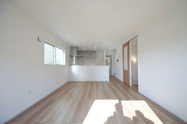 旭二丁目の居間・リビング|東西向きの広く明るいリビング空間。オープンタイプの対面式キッチンでリビングが隅まで見渡せます。キッチンにいながら小さなお子様にも目が届き安心です。