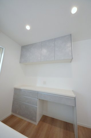 旭二丁目の収納|大容量のカップボードが標準装備。パントリースペースもあり、キッチン周りの収納もしっかり確保されています。