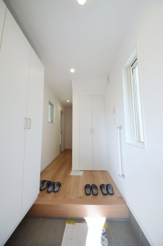 旭二丁目の玄関|玄関に大容量のシューズボックス有
玄関周りの収納スペースもしっかり確保してあります