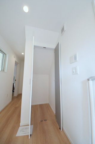 旭二丁目の居間・リビング|廊下にも収納スペースがあります