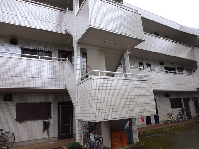 ホワイトマンションのエントランス