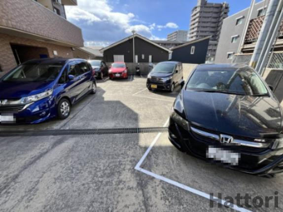 プレリュード江坂の駐車場