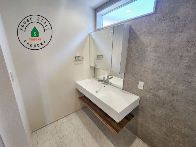 福岡市東区青葉6丁目第2-2棟（2号棟）の独立洗面台|毎日使うものだから清潔な空間を保ちたい水回り。洗面にはそんな願いを解消させてくれる収納アイデアが満載です。三面鏡の裏側にはキャビネットが現れ小物から背の高い物まで収納できます。