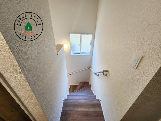 福岡市東区青葉6丁目第2-2棟（2号棟）の内装|＜手すり付階段＞手すりがないと階段の昇り降りで危険なことはもちろん、壁に手をつきながら歩くことで壁紙が汚れやすくなります。すべての方に快適に昇り降りしていただくため、手すりを設置しました。