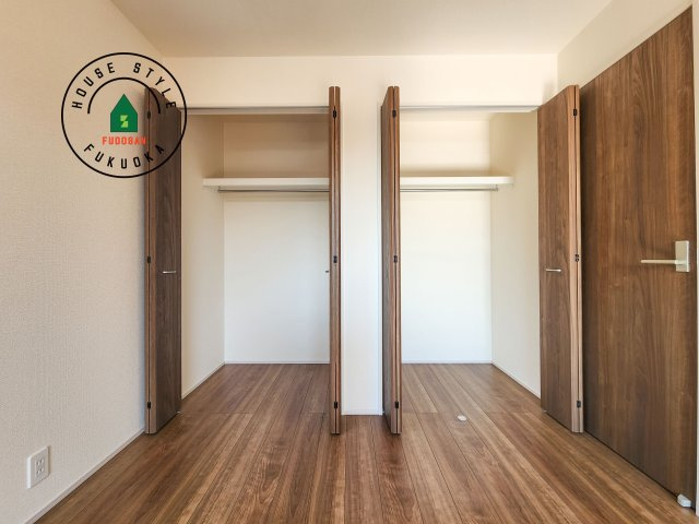 福岡市東区青葉6丁目第2-2棟（2号棟）の収納|洋服や大きな荷物が多い方や人数の多いご家族などは、一般的なクローゼットよりもウォークインクローゼットのほうが使い勝手が良いです。