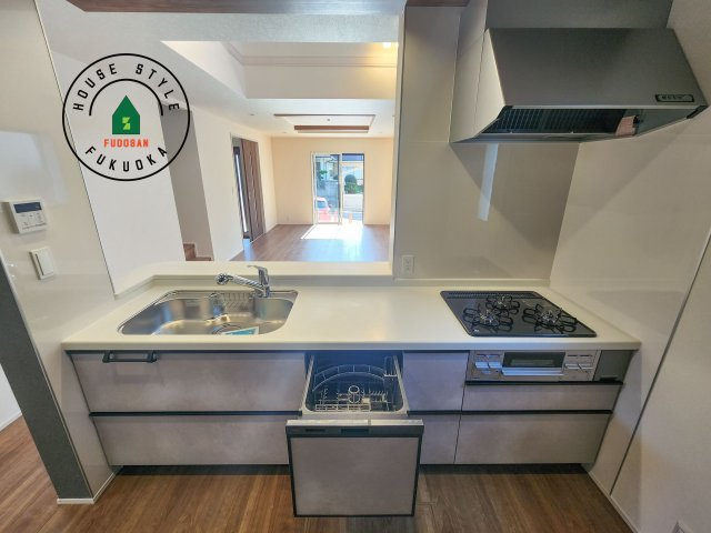 福岡市東区青葉6丁目第2-2棟（2号棟）のキッチン|ご家族を近くに感じられる対面キッチンのLDK。会話もはずみそうですね。