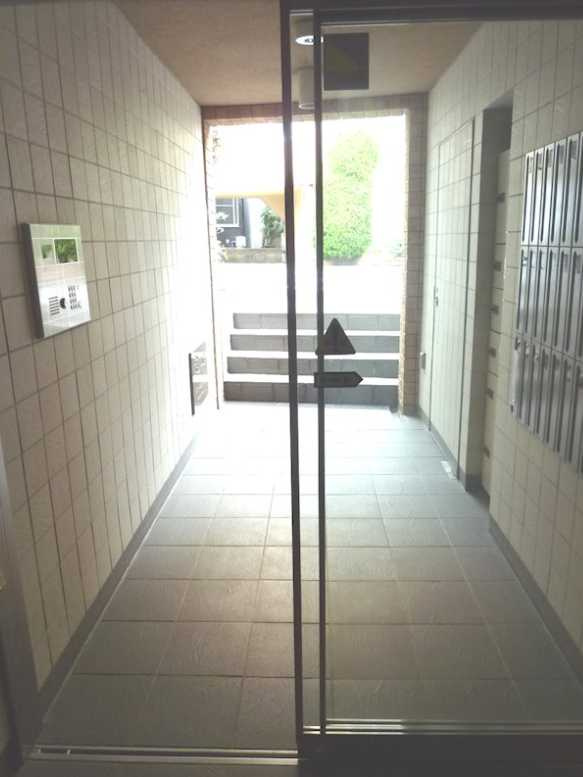 プルミエール三軒茶屋　最上階　ネット無料　オートロックのエントランス