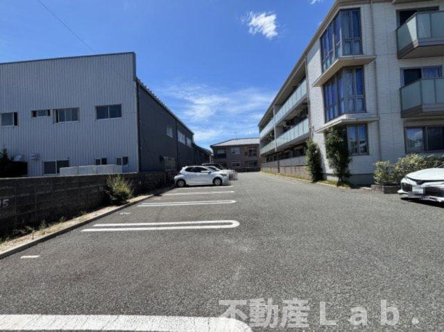 グランドレジデンス近見の駐車場