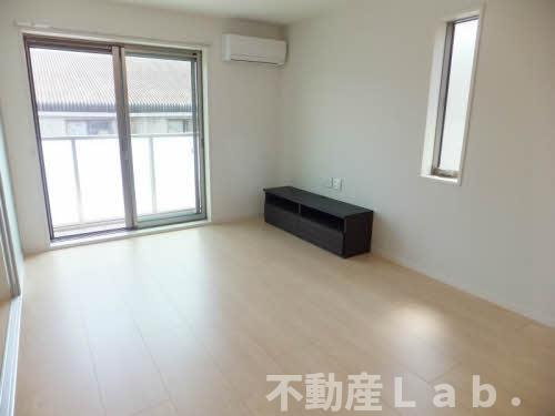 グランドレジデンス近見の居間・リビング