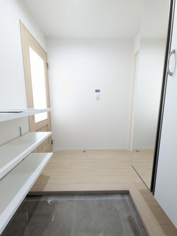 【玄関】 | 荒江サンハイツ | オープン棚もあるので毎日履く靴はこちらに置いておくなどの使い分けができそうですね