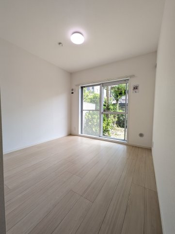 【洋室】 | 荒江サンハイツ | 5.3帖の洋室。南向きのお庭に面したお部屋で明るく風通しの良いお部屋です