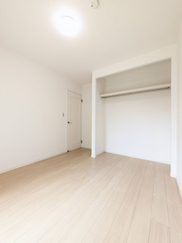 【洋室】 | 荒江サンハイツ | 収納スペースも設けられているため、居住スペースは広くお使いいただけます