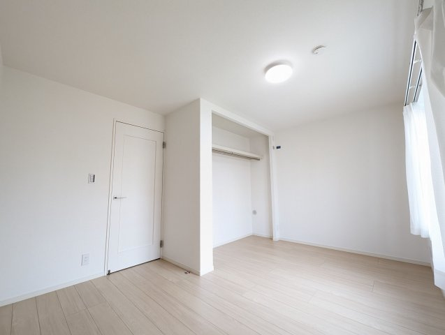 【洋室】 | 荒江サンハイツ | 玄関側の洋室。各部屋にはクローゼットを完備しています！収納が多いお家はすっきりして快適空間です