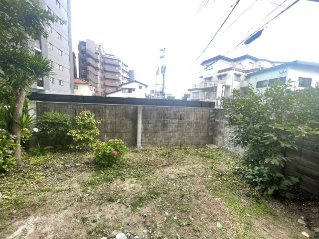 【庭】 | 荒江サンハイツ | 専用庭は南向きで日当たりが良く、植物を育てるのには絶好の環境です