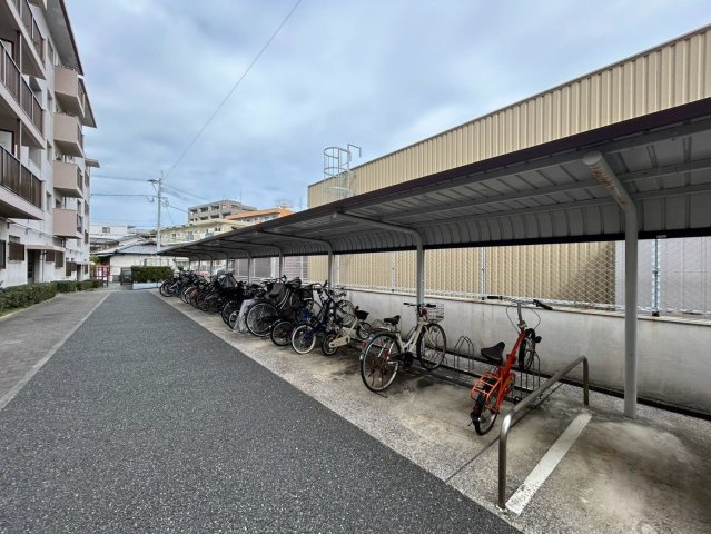 【駐輪場】 | 荒江サンハイツ | 駐輪場はたっぷりのスペースがあります。屋根付きなのも嬉しいポイントですね