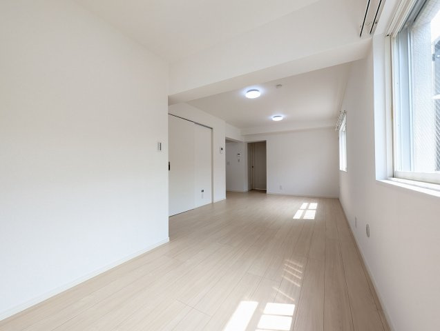 【居間・リビング】 | 荒江サンハイツ | リビングは奥行きのある形なので、ダイニングテーブルを置いてもソファやTVもゆとりで置けます