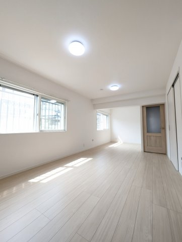 【居間・リビング】 | 荒江サンハイツ | 大きな窓が2箇所にあるのでたっぷりの陽射しが室内に入ります