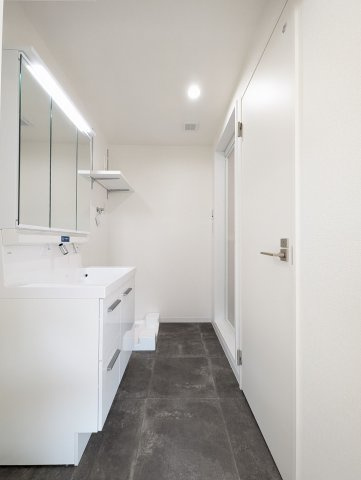 【独立洗面台】 | 荒江サンハイツ | 三面鏡裏収納付きの洗面台で、散らかりがちな洗面回りもすっきりと片付きます