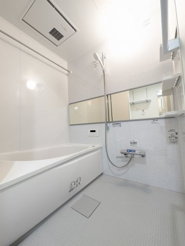 【浴室】 | 荒江サンハイツ | 広々としたバスルームで一日の疲れをゆったりと癒していただけます