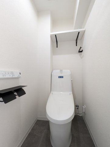 【トイレ】 | 荒江サンハイツ | 冬は便座も温水も温かく快適なシャワー付トイレ。上部には収納を設置◎