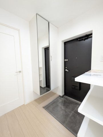 【玄関】 | 荒江サンハイツ | 玄関には収能力の高いシューズボックスと姿見までセットされています