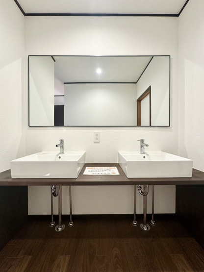 【独立洗面台】 | 宗像市広陵台２丁目　戸建て | ご家族並んで朝の準備もスムーズにできるワイドなつくりの洗面台です。2ボウルなので2人一緒に使えます