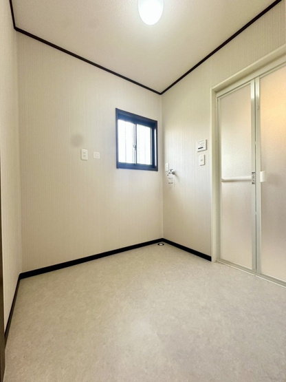 【脱衣所】 | 宗像市広陵台２丁目　戸建て | お風呂場横の脱衣所。ここに洗濯機を置けるので脱いだ服を直接入れられて便利です