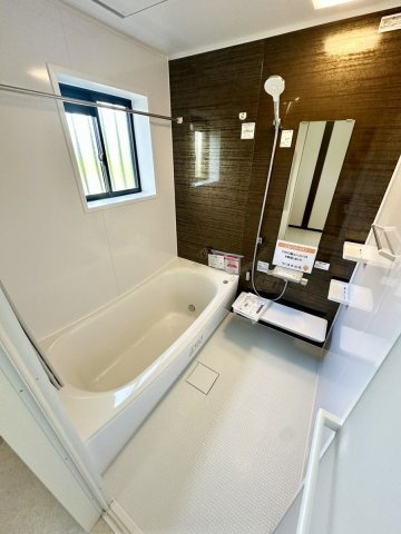【浴室】 | 宗像市広陵台２丁目　戸建て | 戸建てならではのゆったりとしたバスルーム。浴室乾燥機と追い焚き機能付きです