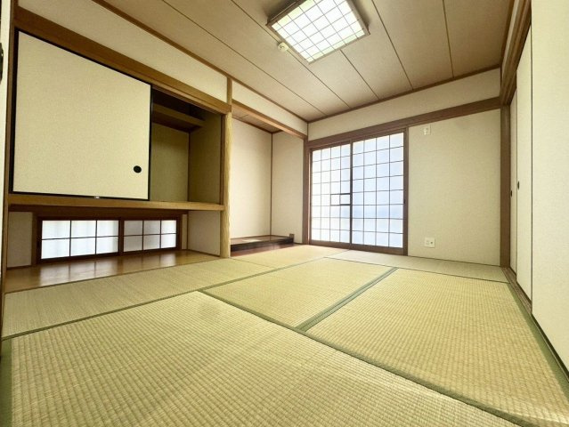 【和室】 | 宗像市広陵台２丁目　戸建て | 1階の和室は床の間もある本格派。 くつろぎのスペースとしても、客間としても活躍しそうです