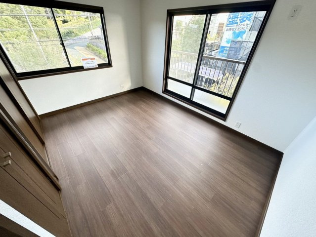 【洋室】 | 宗像市広陵台２丁目　戸建て | 2階の洋室はどちらも2面採光で日当たりが良く、景色も広く見えて開放感があります