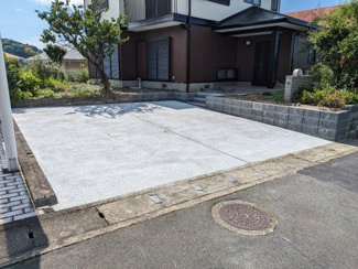 【駐車場】 | 駐車場は2台並列で停められます。前面道路は広々としているのでバックでの駐車もしやすいです