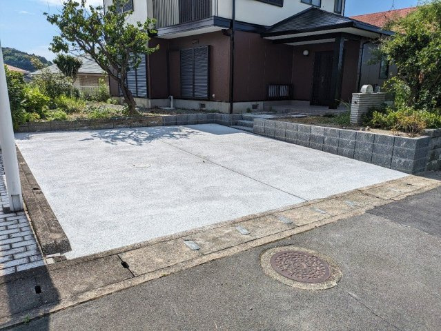 【駐車場】 | 宗像市広陵台２丁目　戸建て | 駐車場は2台並列で停められます。前面道路は広々としているのでバックでの駐車もしやすいです