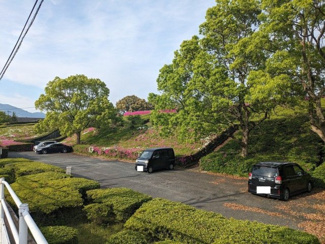 【周辺】 | 道を挟んだ向かい側は公園になっているのでお散歩コースには最適です