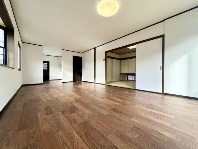 【居間・リビング】 | 宗像市広陵台２丁目　戸建て | 約18帖のLDKはキッチンが独立しているので調理中でも音やにおいを気にせずリラックスできます