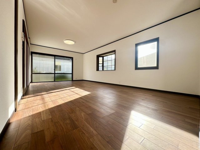 【居間・リビング】 | 宗像市広陵台２丁目　戸建て | 明るいリビングは食事のときも、くつろぎの時間も楽しい家族の時間をすごせそうです