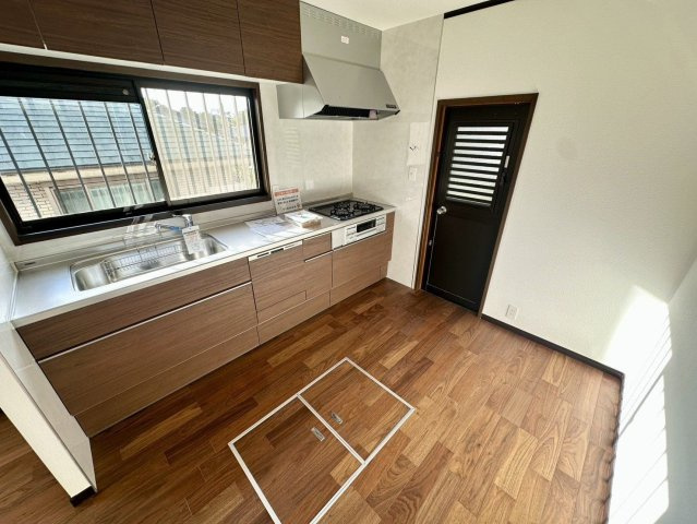 【キッチン】 | 宗像市広陵台２丁目　戸建て | プライベート感のある広々としたキッチン。床下収納もあり使い勝手が良いです