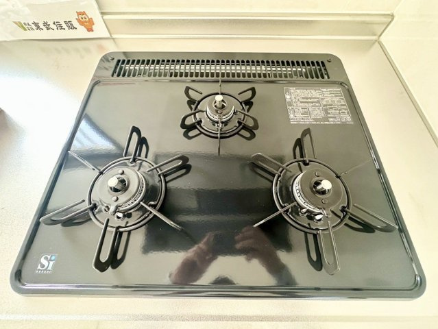 【キッチン】 | 宗像市広陵台２丁目　戸建て | 3口コンロ+グリルで効率的にお料理が進められます