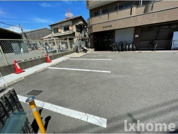 ピュア別府の駐車場