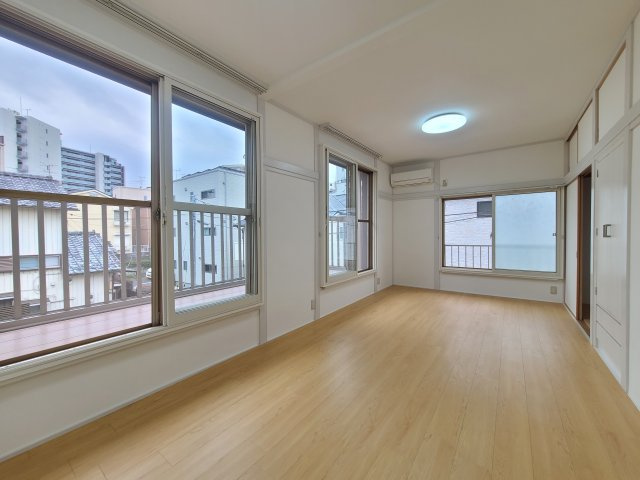 東仲町レントハウスの洋室|★南向きで日当たり良好！２階・洋室９．５帖の画像です★