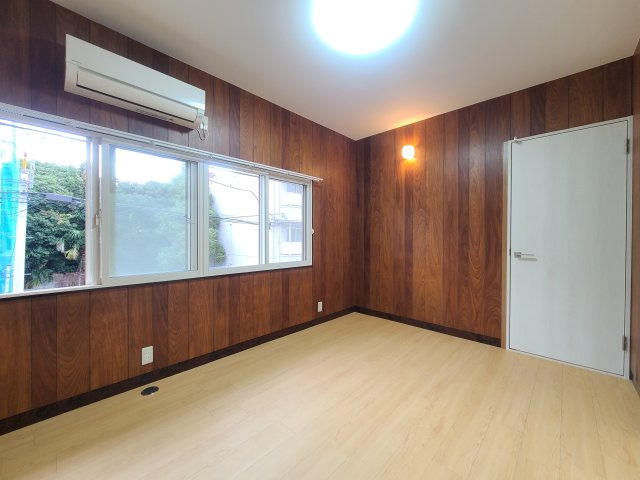 東仲町レントハウスの寝室|★各室にエアコン＆ＬＥＤ照明を設置！北側の洋室６帖の画像です★