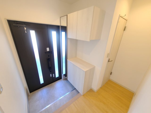 東仲町レントハウスの玄関|★広々とした玄関スペース！シューズボックス＆姿鏡を設置！★