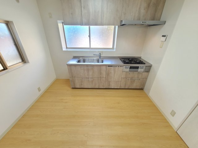 東仲町レントハウスのキッチン|★キッチンに窓あり！冷蔵庫置場の横幅は７５㎝です★