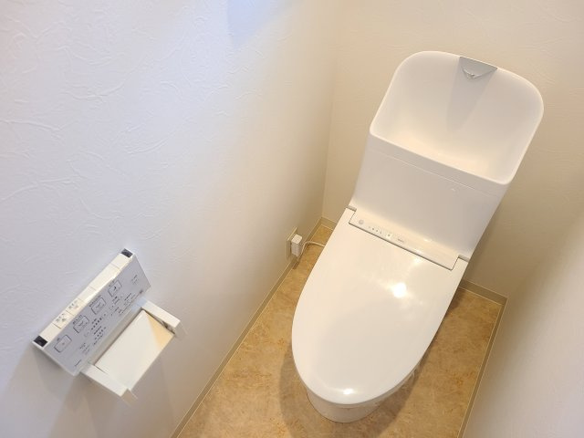 東仲町レントハウスのトイレ|★２階トイレ画像・温水洗浄便座付き★